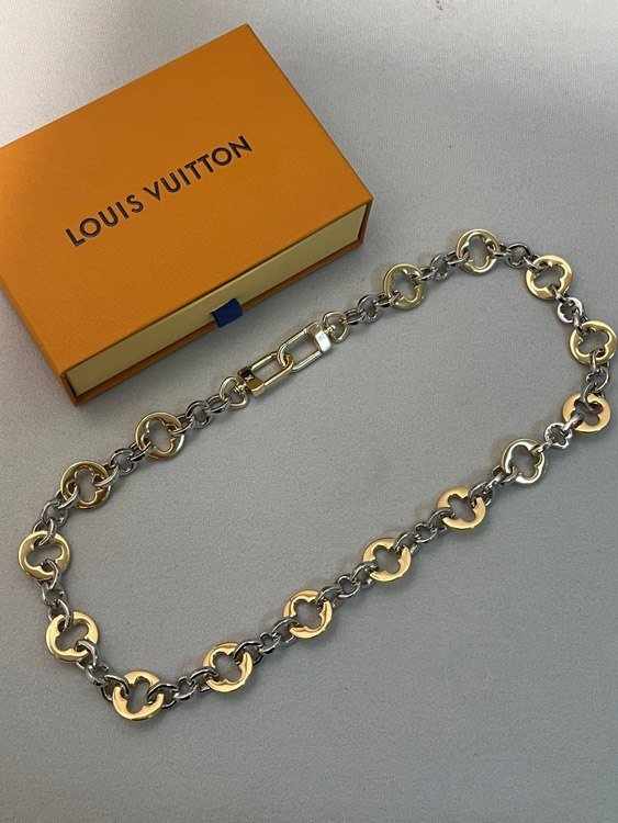 Louis Vuitton LV gold hardware bag hanging flower pattern flower bag chain