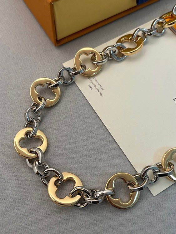 Louis Vuitton LV gold hardware bag hanging flower pattern flower bag chain